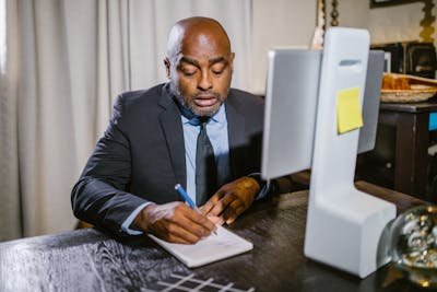 Comment choisir un nom de holding efficace et mémorable